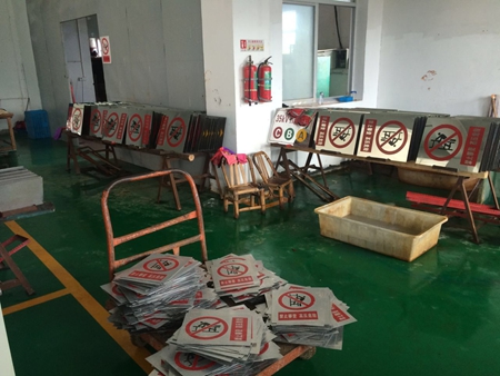 電力標(biāo)識標(biāo)牌蝕刻機的應(yīng)用