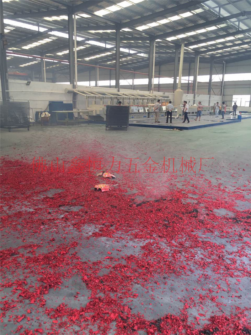 又一臺不銹鋼蝕刻機正式投產(chǎn),恭喜金利某老板開張大典